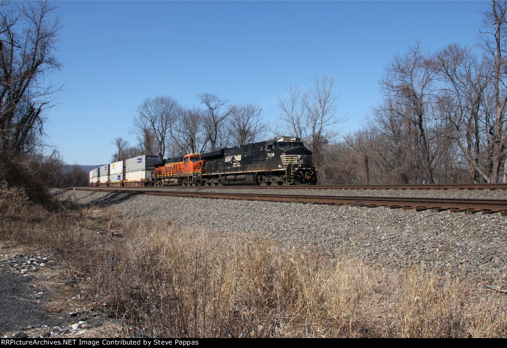 NS 7638 and BNSF 6935 lead train 26X